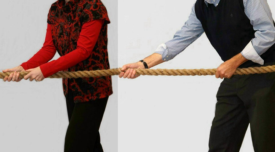 Hände ziehen gemeinsam an einem Seil